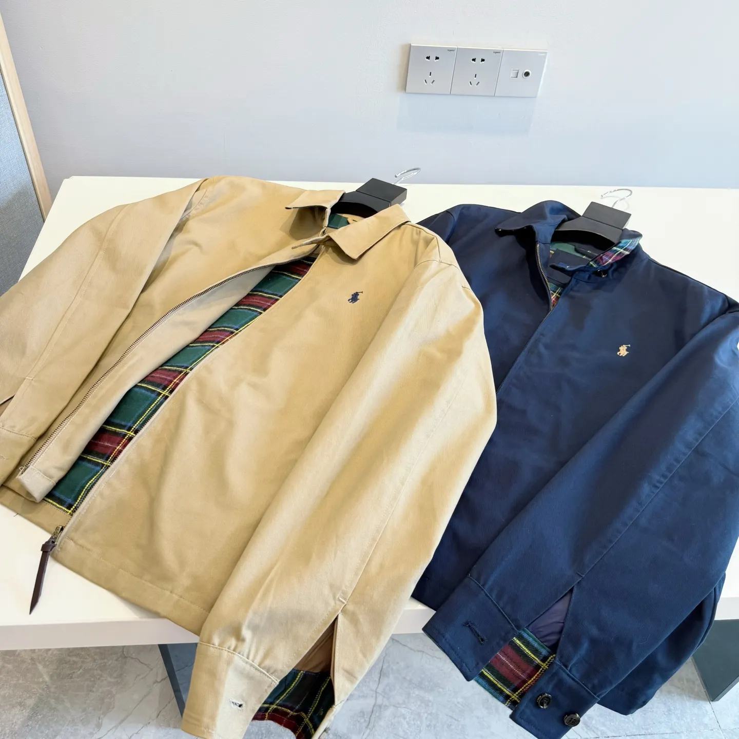 P360 Style number: R06 Ralph Lauren/Ralph Lauren American vintage classic lapel old cadre retro jacket autumn and winter thickened coat with wool lining Color: Khaki Navy SIZE #SMLXL Classic design Timeless classic Thick cotton fabric Presents a sense of vintage Colored plaid embellishment on the collar and cuffs Looks good on both men and women Wear as comfortable as you want Mainly relaxed retro YYDS One piece for both men and women An indispensable piece for autumn and winter, the most popular jacket at the moment. The 100% cotton twill is thick and thick, and the pure cotton colorful plaid lining is distinguished by digital printing in the market. Exquisite embroidery. The Harrington jacket has a loose fit, is short and fat, and is super versatile. It is a clean fit and is suitable for both men and women. Reference # Size: S/M/L/XL Length: 68 70 72 74 Sleeve length: 63 64 65 66 Shoulder width: 51 52 53 54 Bust: 126 130 134 138